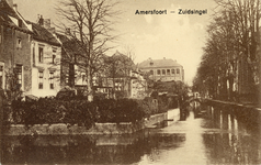 12697 Gezicht op de Zuidsingel te Amersfoort uit het zuidwesten; met links de achtergevels van de panden en tuinen aan ...